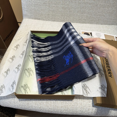 Burberry · 巴宝莉格子围巾❗️好看的要疯掉了,太有型太有魅力了❗️❗️非常斯文时尚的秋冬单品!真的很喜欢,非常 Burberry · 巴宝莉格子围巾❗️好看的要疯掉了,太有型太有魅力了❗️❗️非常斯文时尚的秋冬单品!真的很喜欢,非常