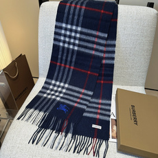 Burberry · 巴宝莉格子围巾❗️好看的要疯掉了,太有型太有魅力了❗️❗️非常斯文时尚的秋冬单品!真的很喜欢,非常 Burberry · 巴宝莉格子围巾❗️好看的要疯掉了,太有型太有魅力了❗️❗️非常斯文时尚的秋冬单品!真的很喜欢,非常