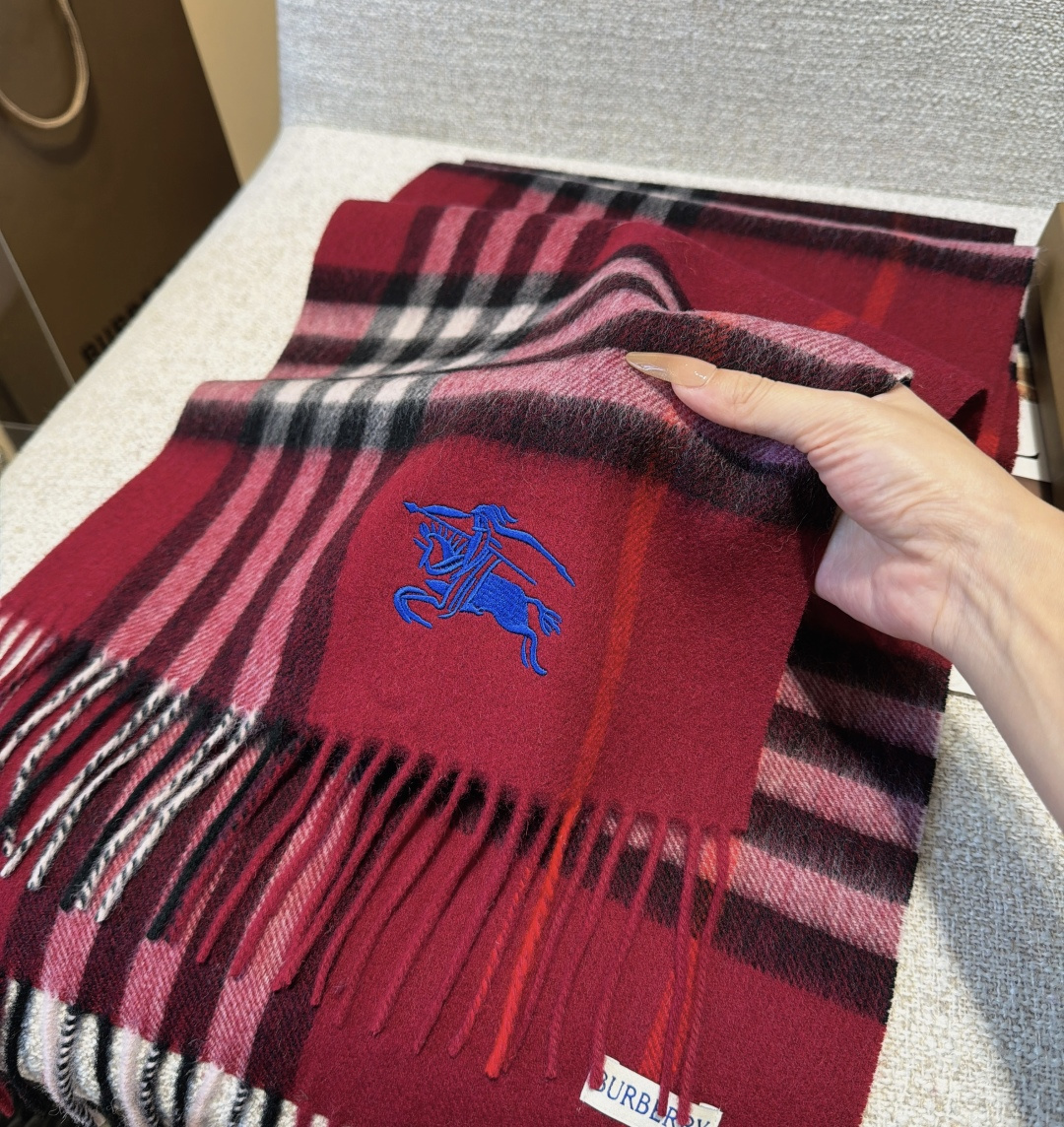 Burberry · 巴宝莉格子围巾❗️好看的要疯掉了，太有型太有魅力了❗️❗️非常斯文时尚的秋冬单品！真的很喜欢，非常