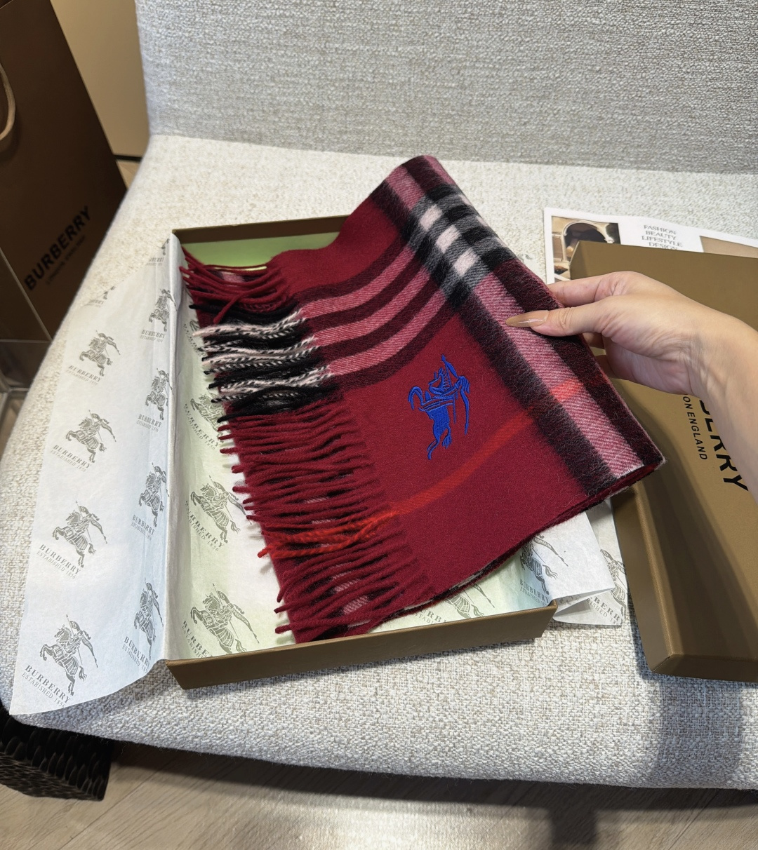 Burberry · 巴宝莉格子围巾❗️好看的要疯掉了，太有型太有魅力了❗️❗️非常斯文时尚的秋冬单品！真的很喜欢，非常
