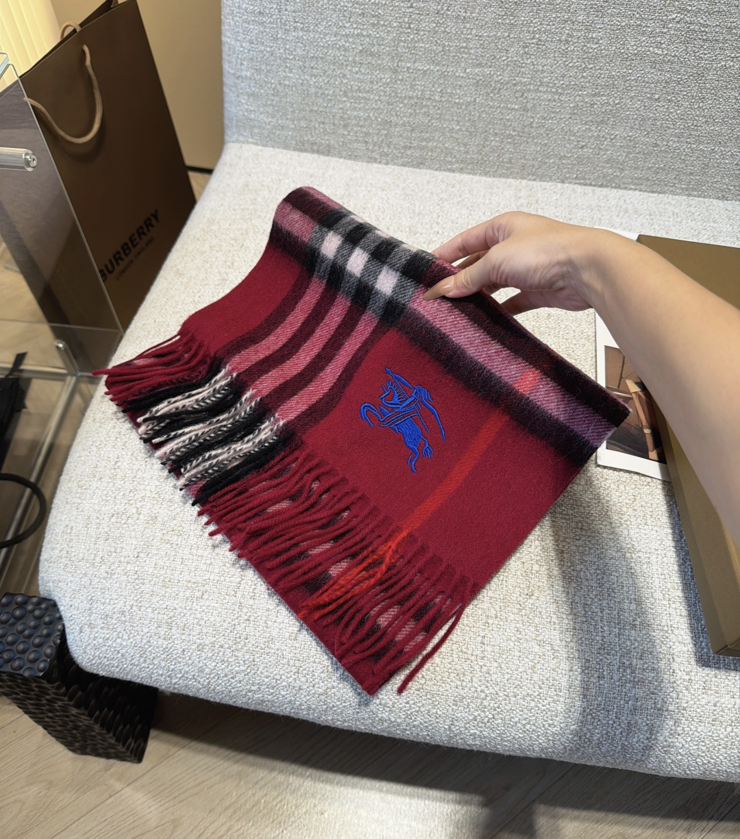 Burberry · 巴宝莉格子围巾❗️好看的要疯掉了，太有型太有魅力了❗️❗️非常斯文时尚的秋冬单品！真的很喜欢，非常