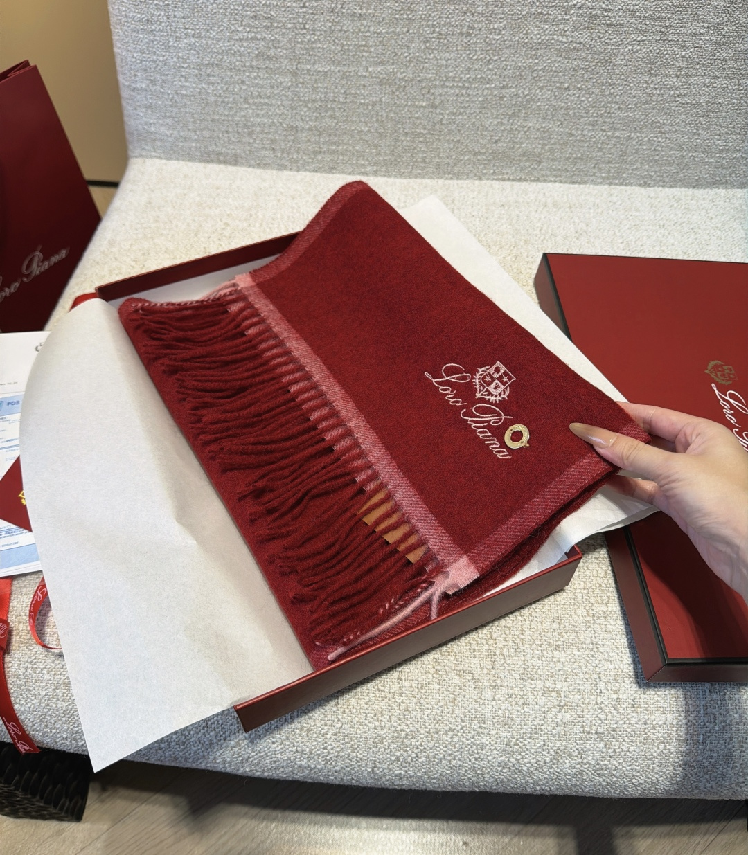 🆕Loro Piana · 【贸易公司尾单，极品山羊绒围巾披肩】送人自留都太高大上了😍重磅上新，爆款爆款，渠道极品硬货～