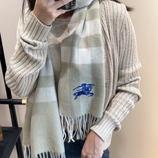 Burberry · 巴宝莉格子围巾❗️好看的要疯掉了,太有型太有魅力了❗️❗️非常斯文时尚的秋冬单品!真的很喜欢,非常 Burberry · 巴宝莉格子围巾❗️好看的要疯掉了,太有型太有魅力了❗️❗️非常斯文时尚的秋冬单品!真的很喜欢,非常
