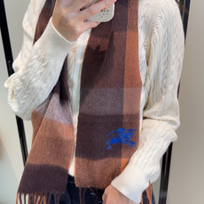 Burberry · 巴宝莉围巾❗️好看的要疯掉了,太有型太有魅力了❗️❗️非常斯文时尚的秋冬单品!真的很喜欢,非常Cl Burberry · 巴宝莉围巾❗️好看的要疯掉了,太有型太有魅力了❗️❗️非常斯文时尚的秋冬单品!真的很喜欢,非常Cl