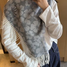 上新!。秋冬香奈儿男女同款,同步,高端羊绒针织围巾! 可正式,可随意,非常Classical的设计。这款织法比较难,又很 上新!。秋冬香奈儿男女同款,同步,高端羊绒针织围巾! 可正式,可随意,非常Classical的设计。这款织法比较难,又很