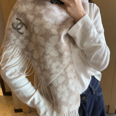 上新!。秋冬香奈儿男女同款,同步,高端羊绒针织围巾! 可正式,可随意,非常Classical的设计。这款织法比较难,又很 上新!。秋冬香奈儿男女同款,同步,高端羊绒针织围巾! 可正式,可随意,非常Classical的设计。这款织法比较难,又很
