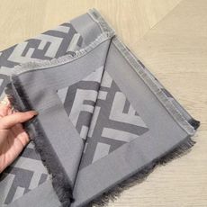 四季可用的披肩围巾 春夏平时都在空调房 秋冬户外离不开🧣 一直都在找一条春夏可以当披肩 既不想要太厚重 又可以放在包里轻 四季可用的披肩围巾 春夏平时都在空调房 秋冬户外离不开🧣 一直都在找一条春夏可以当披肩 既不想要太厚重 又可以放在包里轻