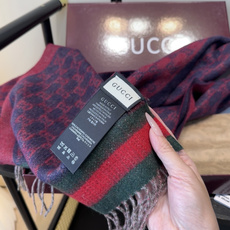 Gucci。原单!重磅推荐!新款围巾!低调的奢侈感。极品柔美精英高手级别的时髦感围巾!这款Gucci羊绒提花围巾越看越爱 Gucci。原单!重磅推荐!新款围巾!低调的奢侈感。极品柔美精英高手级别的时髦感围巾!这款Gucci羊绒提花围巾越看越爱