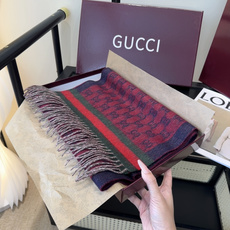 Gucci。原单!重磅推荐!新款围巾!低调的奢侈感。极品柔美精英高手级别的时髦感围巾!这款Gucci羊绒提花围巾越看越爱 Gucci。原单!重磅推荐!新款围巾!低调的奢侈感。极品柔美精英高手级别的时髦感围巾!这款Gucci羊绒提花围巾越看越爱