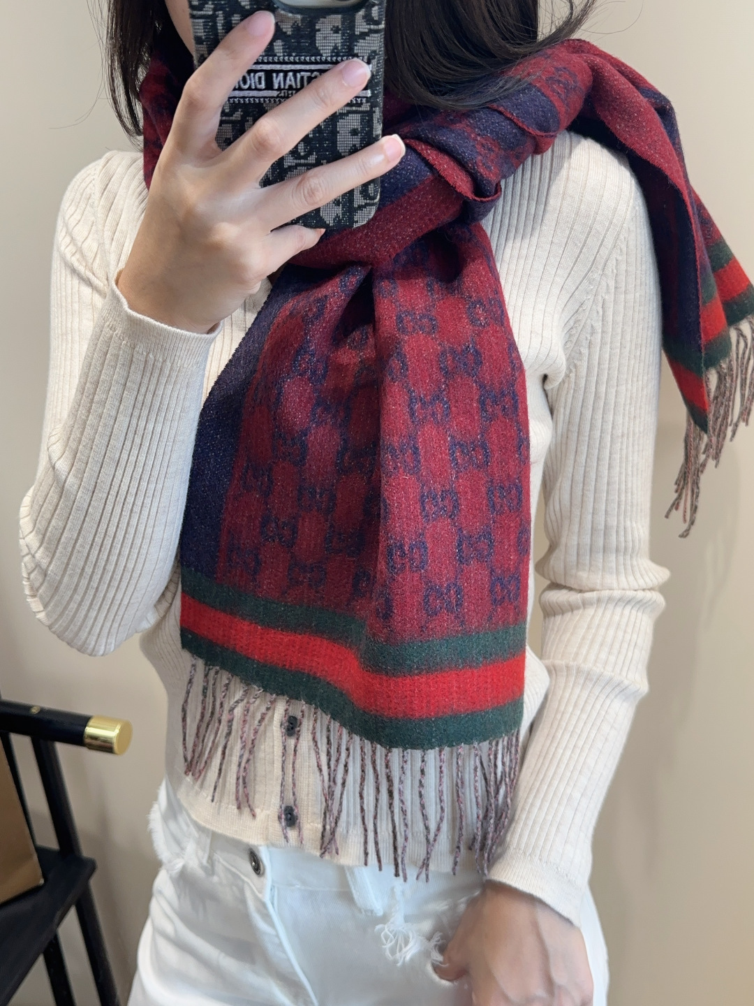 Gucci。原单！重磅推荐！新款围巾！低调的奢侈感。极品柔美精英高手级别的时髦感围巾！这款Gucci羊绒提花围巾越看越爱