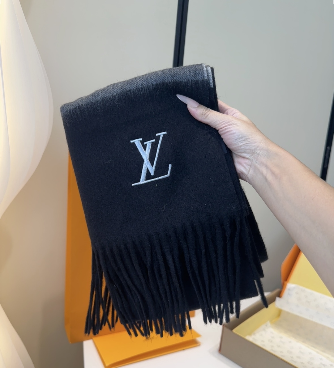 Lv围巾❗️好看的要疯掉了，太有型太有魅力了❗️❗️非常斯文时尚的秋冬单品！真的很喜欢，非常Classical的男款设计