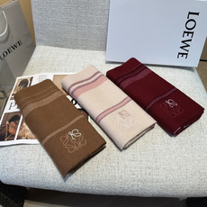 【▪Loewe · 罗意威难得一见的温柔配色,低调又不失优雅❗】重点推荐❗双面配色,一条围巾两种风格搭配,高级舒适时髦气 【▪Loewe · 罗意威难得一见的温柔配色,低调又不失优雅❗】重点推荐❗双面配色,一条围巾两种风格搭配,高级舒适时髦气