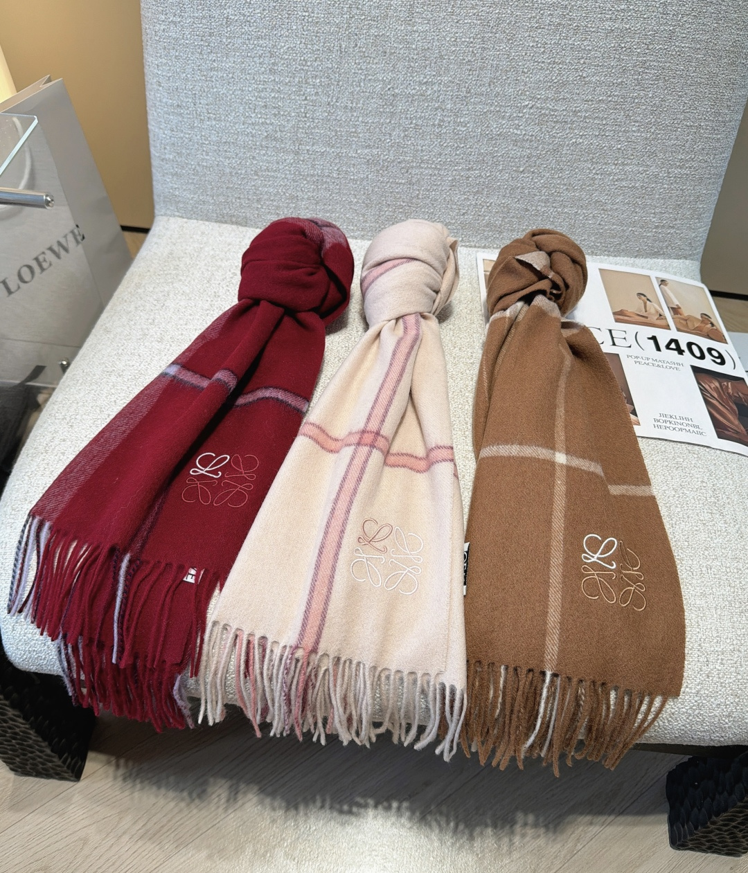 【▪Loewe · 罗意威难得一见的温柔配色，低调又不失优雅❗】重点推荐❗双面配色，一条围巾两种风格搭配，高级舒适时髦气