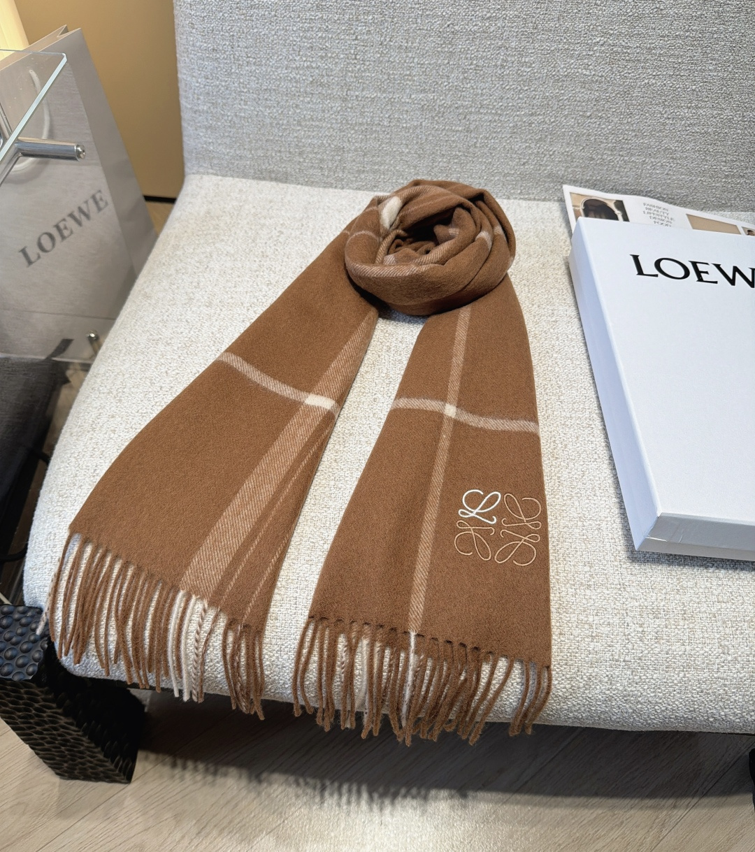 【▪Loewe · 罗意威难得一见的温柔配色,低调又不失优雅❗】重点推荐❗双面配色,一条围巾两种风格搭配,高级舒适时髦气 【▪Loewe · 罗意威难得一见的温柔配色,低调又不失优雅❗】重点推荐❗双面配色,一条围巾两种风格搭配,高级舒适时髦气