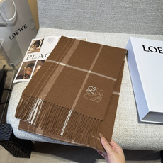 【▪Loewe · 罗意威难得一见的温柔配色,低调又不失优雅❗】重点推荐❗双面配色,一条围巾两种风格搭配,高级舒适时髦气 【▪Loewe · 罗意威难得一见的温柔配色,低调又不失优雅❗】重点推荐❗双面配色,一条围巾两种风格搭配,高级舒适时髦气