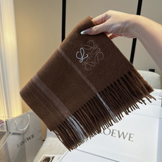 【▪Loewe · 罗意威难得一见的温柔配色,低调又不失优雅❗】重点推荐❗双面配色,一条围巾两种风格搭配,高级舒适时髦气 【▪Loewe · 罗意威难得一见的温柔配色,低调又不失优雅❗】重点推荐❗双面配色,一条围巾两种风格搭配,高级舒适时髦气