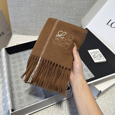 【▪Loewe · 罗意威难得一见的温柔配色,低调又不失优雅❗】重点推荐❗双面配色,一条围巾两种风格搭配,高级舒适时髦气 【▪Loewe · 罗意威难得一见的温柔配色,低调又不失优雅❗】重点推荐❗双面配色,一条围巾两种风格搭配,高级舒适时髦气