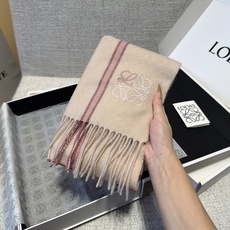【▪Loewe · 罗意威难得一见的温柔配色,低调又不失优雅❗】重点推荐❗双面配色,一条围巾两种风格搭配,高级舒适时髦气 【▪Loewe · 罗意威难得一见的温柔配色,低调又不失优雅❗】重点推荐❗双面配色,一条围巾两种风格搭配,高级舒适时髦气