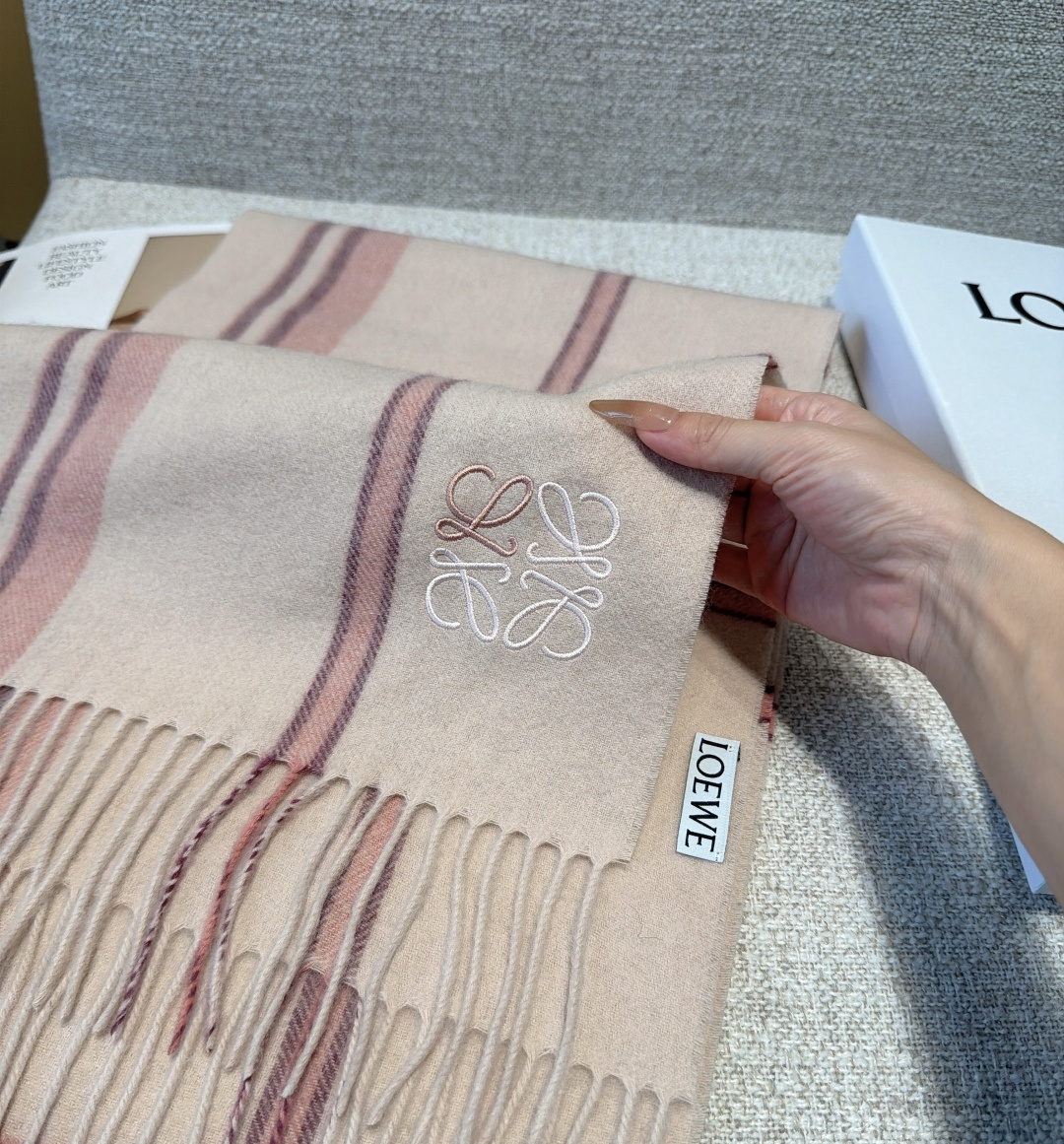 【▪Loewe · 罗意威难得一见的温柔配色,低调又不失优雅❗】重点推荐❗双面配色,一条围巾两种风格搭配,高级舒适时髦气 【▪Loewe · 罗意威难得一见的温柔配色,低调又不失优雅❗】重点推荐❗双面配色,一条围巾两种风格搭配,高级舒适时髦气