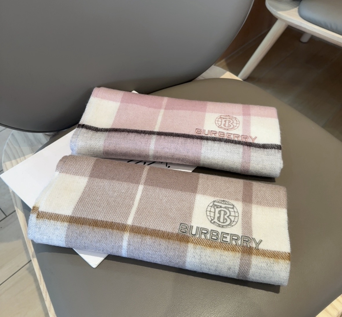 Burberry · 巴宝莉围巾❗️好看的要疯掉了,太有型太有魅力了❗️❗️非常斯文时尚的秋冬单品!真的很喜欢,非常Cl Burberry · 巴宝莉围巾❗️好看的要疯掉了,太有型太有魅力了❗️❗️非常斯文时尚的秋冬单品!真的很喜欢,非常Cl