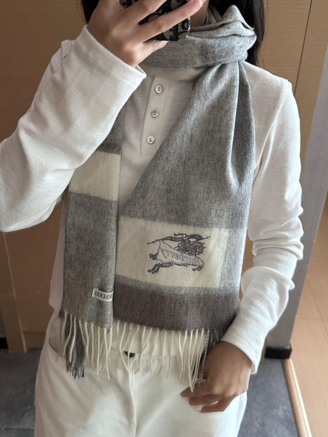 Burberry · 巴宝莉围巾❗️好看的要疯掉了,太有型太有魅力了❗️❗️非常斯文时尚的秋冬单品!真的很喜欢,非常Cl Burberry · 巴宝莉围巾❗️好看的要疯掉了,太有型太有魅力了❗️❗️非常斯文时尚的秋冬单品!真的很喜欢,非常Cl
