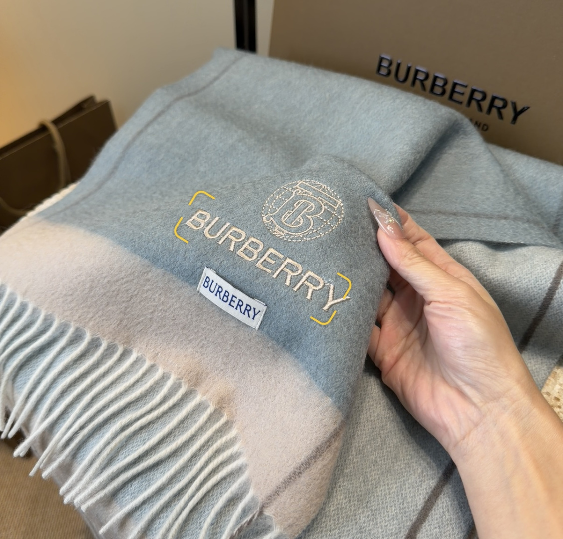 Burberry · 巴宝莉围巾❗️好看的要疯掉了，太有型太有魅力了❗️❗️非常斯文时尚的秋冬单品！真的很喜欢，非常Cl