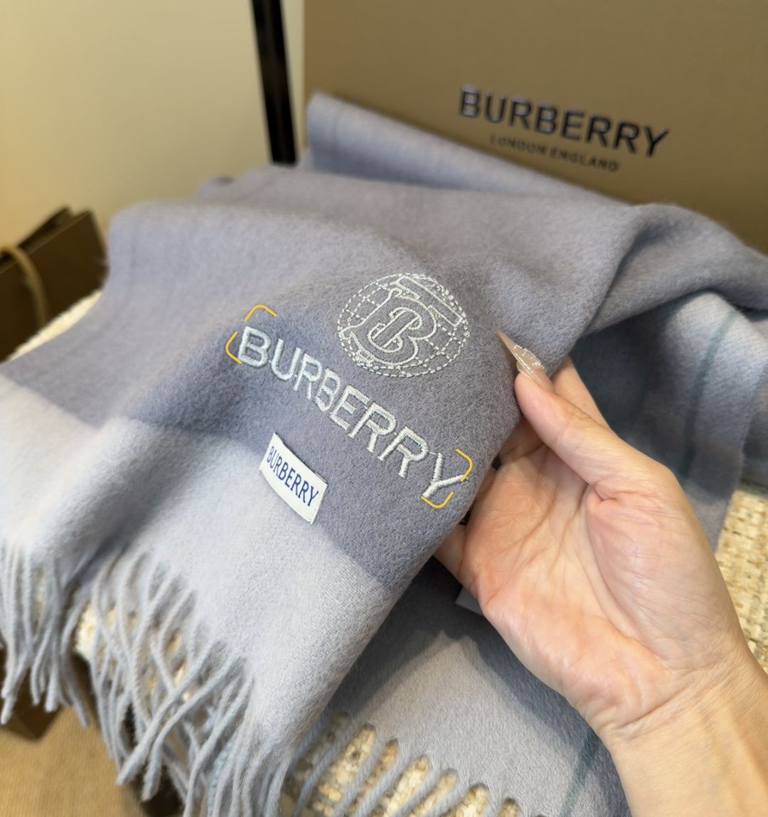Burberry · 巴宝莉围巾❗️好看的要疯掉了，太有型太有魅力了❗️❗️非常斯文时尚的秋冬单品！真的很喜欢，非常Cl