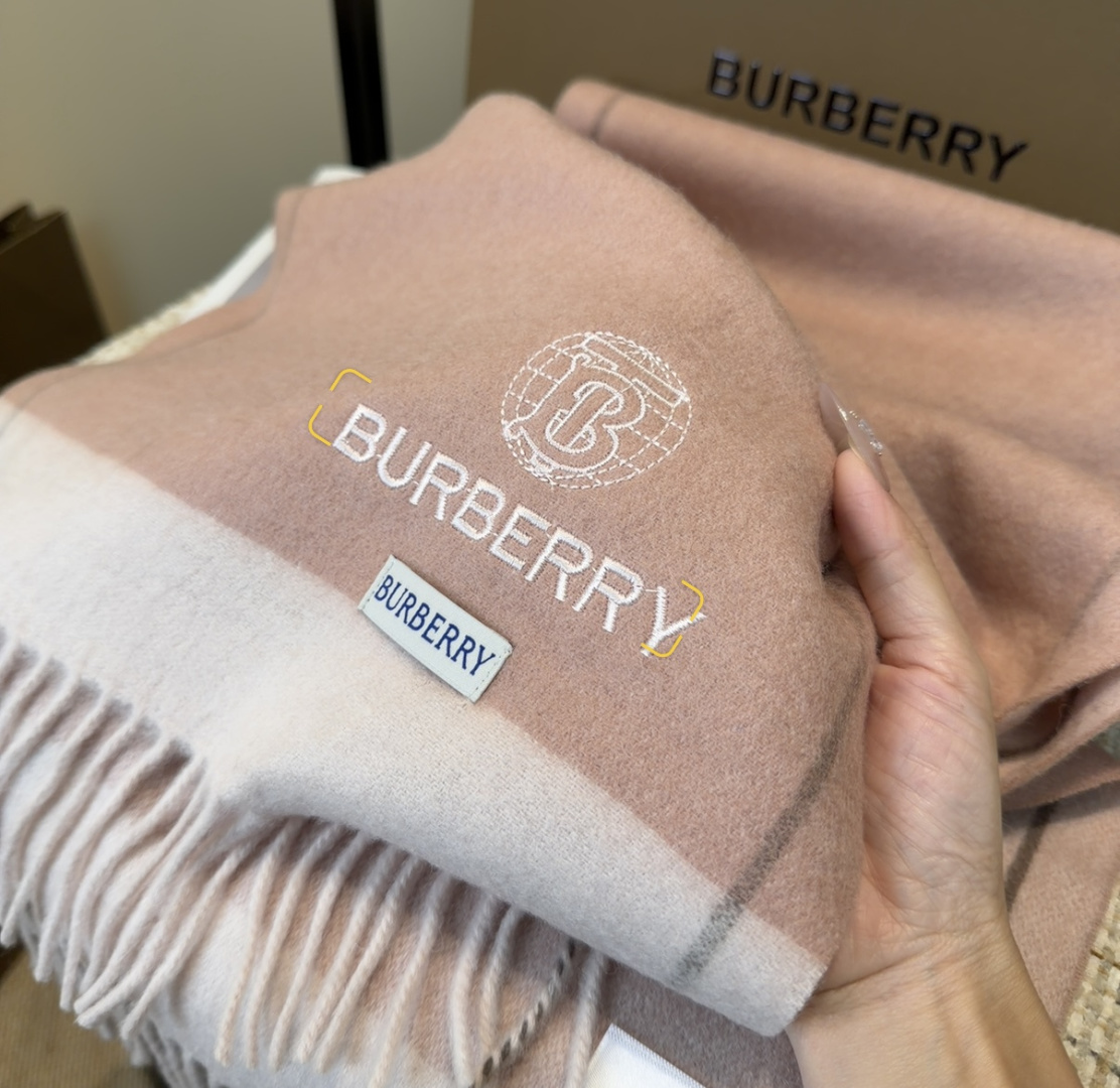 Burberry · 巴宝莉围巾❗️好看的要疯掉了，太有型太有魅力了❗️❗️非常斯文时尚的秋冬单品！真的很喜欢，非常Cl