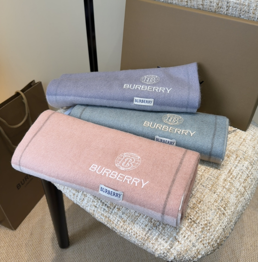 Burberry · 巴宝莉围巾❗️好看的要疯掉了，太有型太有魅力了❗️❗️非常斯文时尚的秋冬单品！真的很喜欢，非常Cl