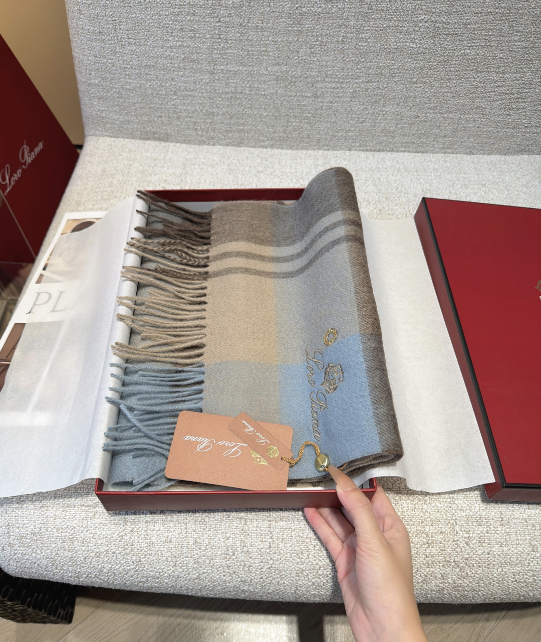 🆕Loro Piana · 【贸易公司尾单,极品山羊绒围巾披肩】送人自留都太高大上了😍重磅上新,爆款爆款,渠道极品硬货~ 🆕Loro Piana · 【贸易公司尾单,极品山羊绒围巾披肩】送人自留都太高大上了😍重磅上新,爆款爆款,渠道极品硬货~