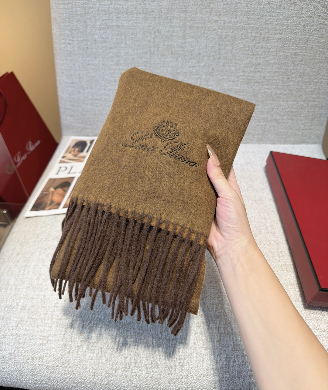 🆕Loro Piana · 【贸易公司尾单，极品山羊绒围巾披肩】送人自留都太高大上了😍重磅上新，爆款爆款，渠道极品硬货～