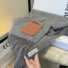 【▪Loewe · 罗意威难得一见的温柔配色,低调又不失优雅❗】重点推荐❗双面配色,一条围巾两种风格搭配,高级舒适时髦气 【▪Loewe · 罗意威难得一见的温柔配色,低调又不失优雅❗】重点推荐❗双面配色,一条围巾两种风格搭配,高级舒适时髦气