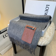 【▪Loewe · 罗意威难得一见的温柔配色,低调又不失优雅❗】重点推荐❗双面配色,一条围巾两种风格搭配,高级舒适时髦气 【▪Loewe · 罗意威难得一见的温柔配色,低调又不失优雅❗】重点推荐❗双面配色,一条围巾两种风格搭配,高级舒适时髦气