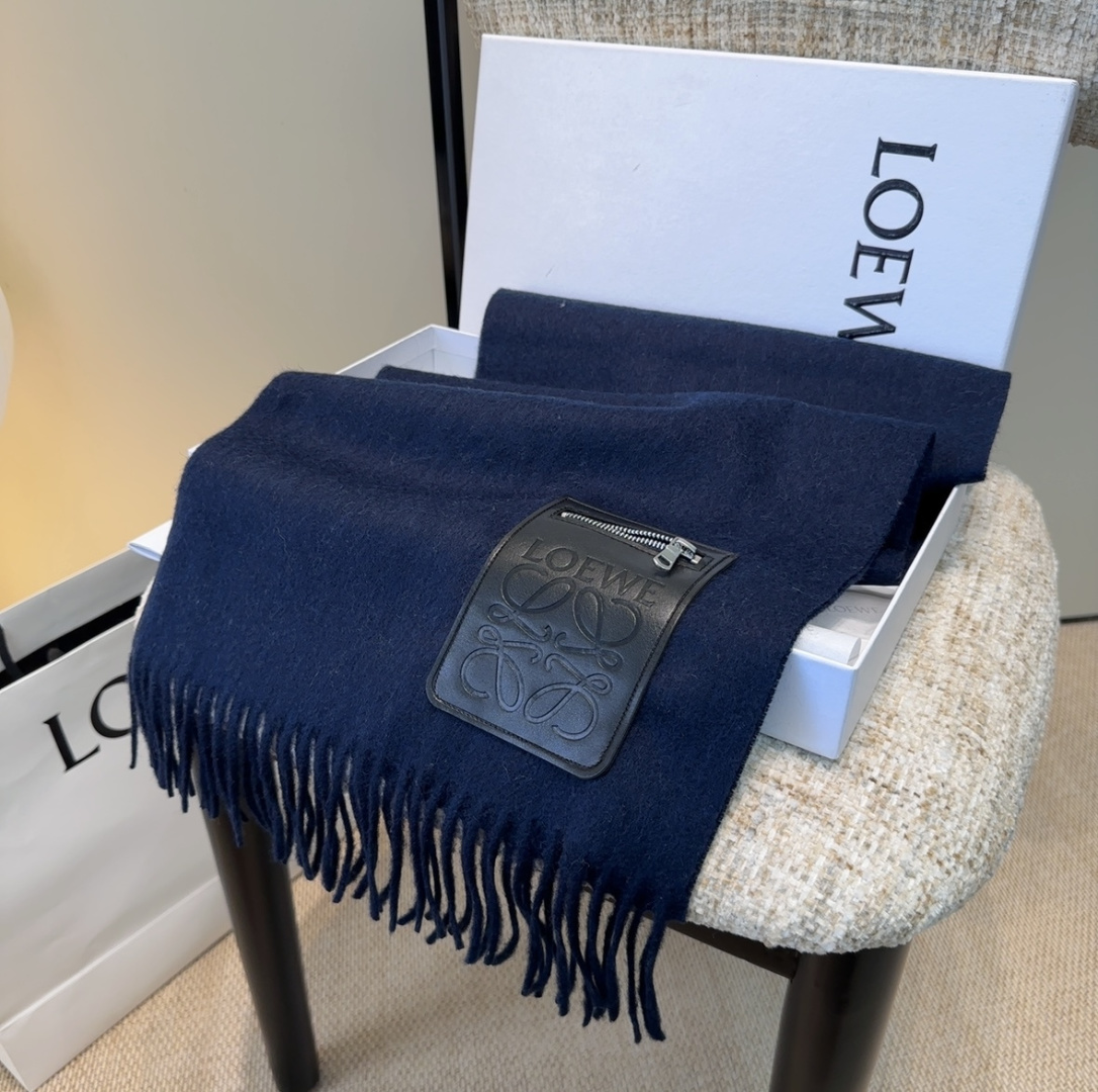 【▪Loewe · 罗意威难得一见的温柔配色,低调又不失优雅❗】重点推荐❗双面配色,一条围巾两种风格搭配,高级舒适时髦气 【▪Loewe · 罗意威难得一见的温柔配色,低调又不失优雅❗】重点推荐❗双面配色,一条围巾两种风格搭配,高级舒适时髦气