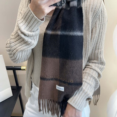 Burberry · 巴宝莉围巾❗️好看的要疯掉了,太有型太有魅力了❗️❗️非常斯文时尚的秋冬单品!真的很喜欢,非常Cl Burberry · 巴宝莉围巾❗️好看的要疯掉了,太有型太有魅力了❗️❗️非常斯文时尚的秋冬单品!真的很喜欢,非常Cl