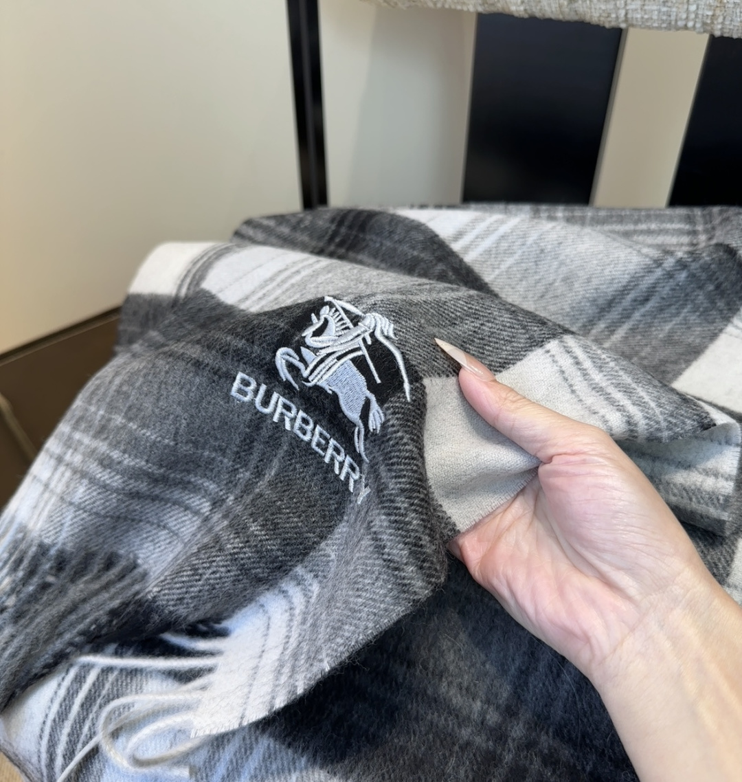 Burberry · 巴宝莉围巾❗️好看的要疯掉了，太有型太有魅力了❗️❗️非常斯文时尚的秋冬单品！真的很喜欢，非常Cl