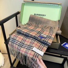 Burberry · 巴宝莉格子围巾❗️好看的要疯掉了,太有型太有魅力了❗️❗️非常斯文时尚的秋冬单品!真的很喜欢,非常 Burberry · 巴宝莉格子围巾❗️好看的要疯掉了,太有型太有魅力了❗️❗️非常斯文时尚的秋冬单品!真的很喜欢,非常
