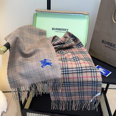 Burberry · 巴宝莉格子围巾❗️好看的要疯掉了,太有型太有魅力了❗️❗️非常斯文时尚的秋冬单品!真的很喜欢,非常 Burberry · 巴宝莉格子围巾❗️好看的要疯掉了,太有型太有魅力了❗️❗️非常斯文时尚的秋冬单品!真的很喜欢,非常