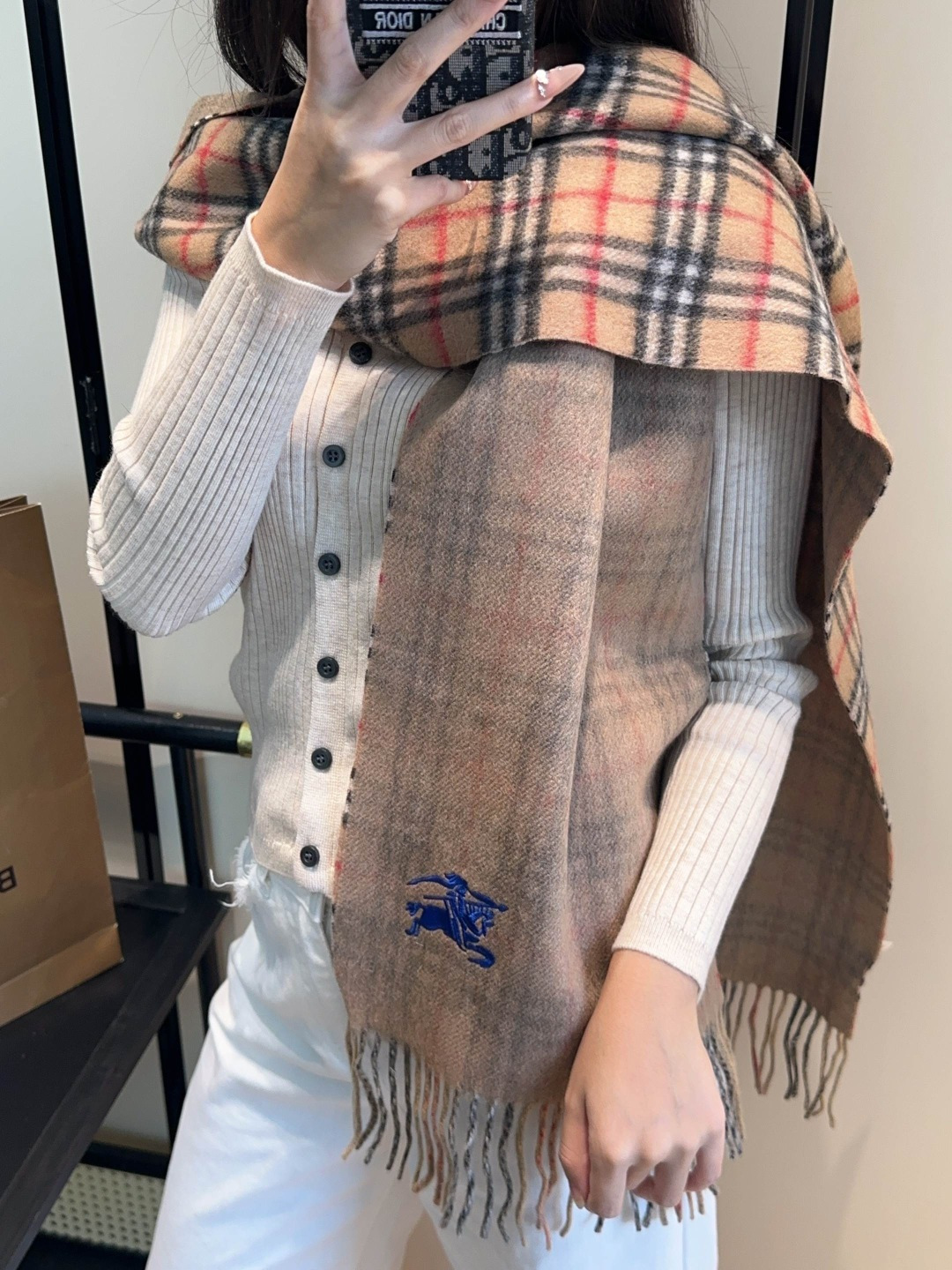 Burberry · 巴宝莉格子围巾❗️好看的要疯掉了,太有型太有魅力了❗️❗️非常斯文时尚的秋冬单品!真的很喜欢,非常 Burberry · 巴宝莉格子围巾❗️好看的要疯掉了,太有型太有魅力了❗️❗️非常斯文时尚的秋冬单品!真的很喜欢,非常