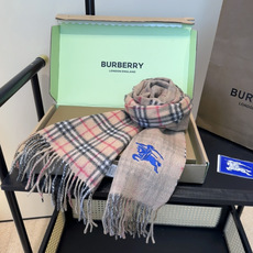 Burberry · 巴宝莉格子围巾❗️好看的要疯掉了,太有型太有魅力了❗️❗️非常斯文时尚的秋冬单品!真的很喜欢,非常 Burberry · 巴宝莉格子围巾❗️好看的要疯掉了,太有型太有魅力了❗️❗️非常斯文时尚的秋冬单品!真的很喜欢,非常