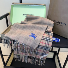 Burberry · 巴宝莉格子围巾❗️好看的要疯掉了,太有型太有魅力了❗️❗️非常斯文时尚的秋冬单品!真的很喜欢,非常 Burberry · 巴宝莉格子围巾❗️好看的要疯掉了,太有型太有魅力了❗️❗️非常斯文时尚的秋冬单品!真的很喜欢,非常