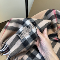 Burberry · 巴宝莉围巾❗️好看的要疯掉了,太有型太有魅力了❗️❗️非常斯文时尚的秋冬单品!真的很喜欢,非常Cl Burberry · 巴宝莉围巾❗️好看的要疯掉了,太有型太有魅力了❗️❗️非常斯文时尚的秋冬单品!真的很喜欢,非常Cl