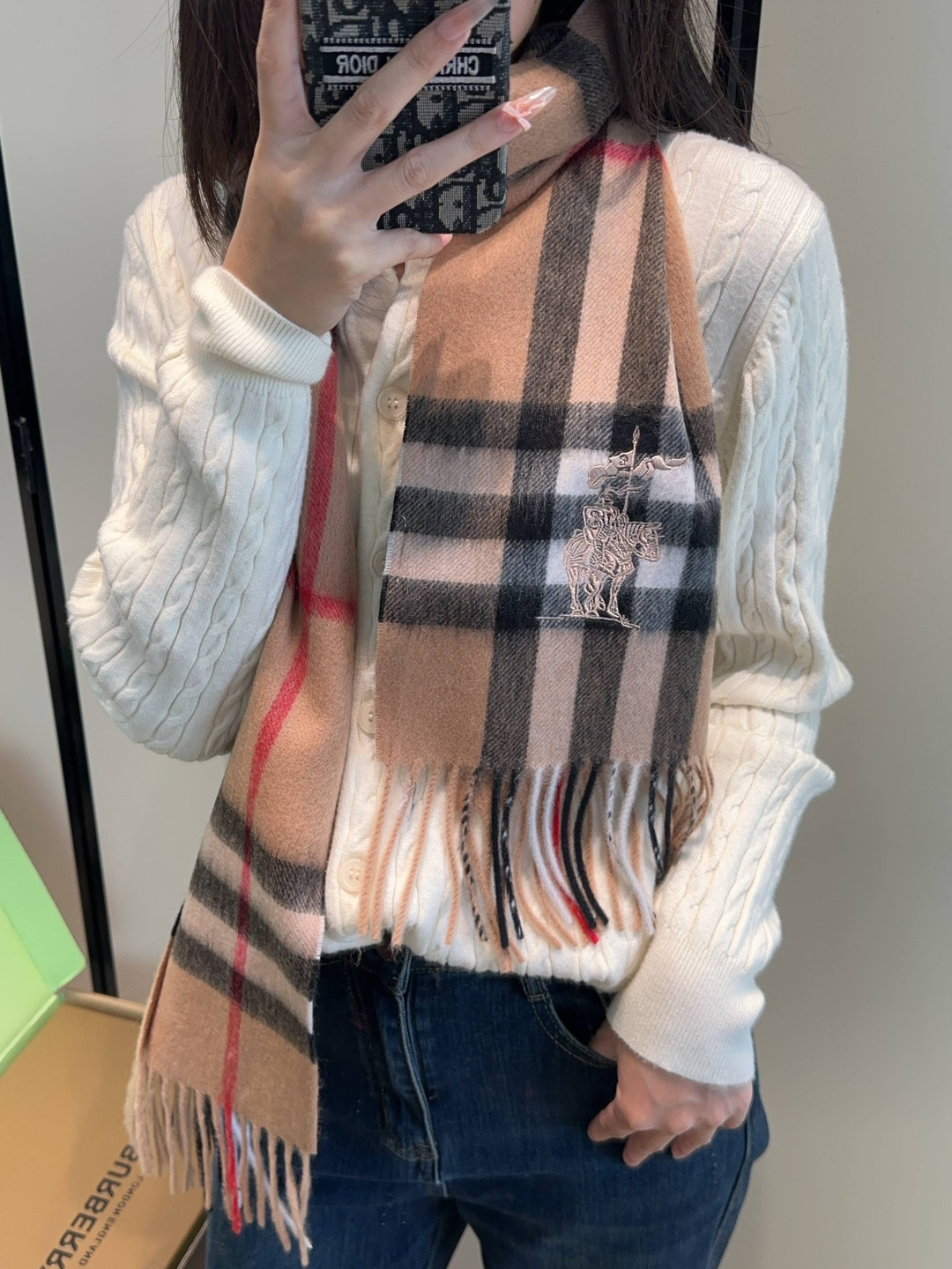 Burberry · 巴宝莉围巾❗️好看的要疯掉了,太有型太有魅力了❗️❗️非常斯文时尚的秋冬单品!真的很喜欢,非常Cl Burberry · 巴宝莉围巾❗️好看的要疯掉了,太有型太有魅力了❗️❗️非常斯文时尚的秋冬单品!真的很喜欢,非常Cl