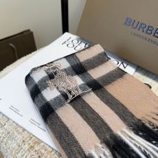 Burberry · 巴宝莉围巾❗️好看的要疯掉了,太有型太有魅力了❗️❗️非常斯文时尚的秋冬单品!真的很喜欢,非常Cl Burberry · 巴宝莉围巾❗️好看的要疯掉了,太有型太有魅力了❗️❗️非常斯文时尚的秋冬单品!真的很喜欢,非常Cl