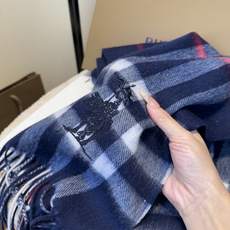 Burberry · 巴宝莉围巾❗️好看的要疯掉了,太有型太有魅力了❗️❗️非常斯文时尚的秋冬单品!真的很喜欢,非常Cl Burberry · 巴宝莉围巾❗️好看的要疯掉了,太有型太有魅力了❗️❗️非常斯文时尚的秋冬单品!真的很喜欢,非常Cl
