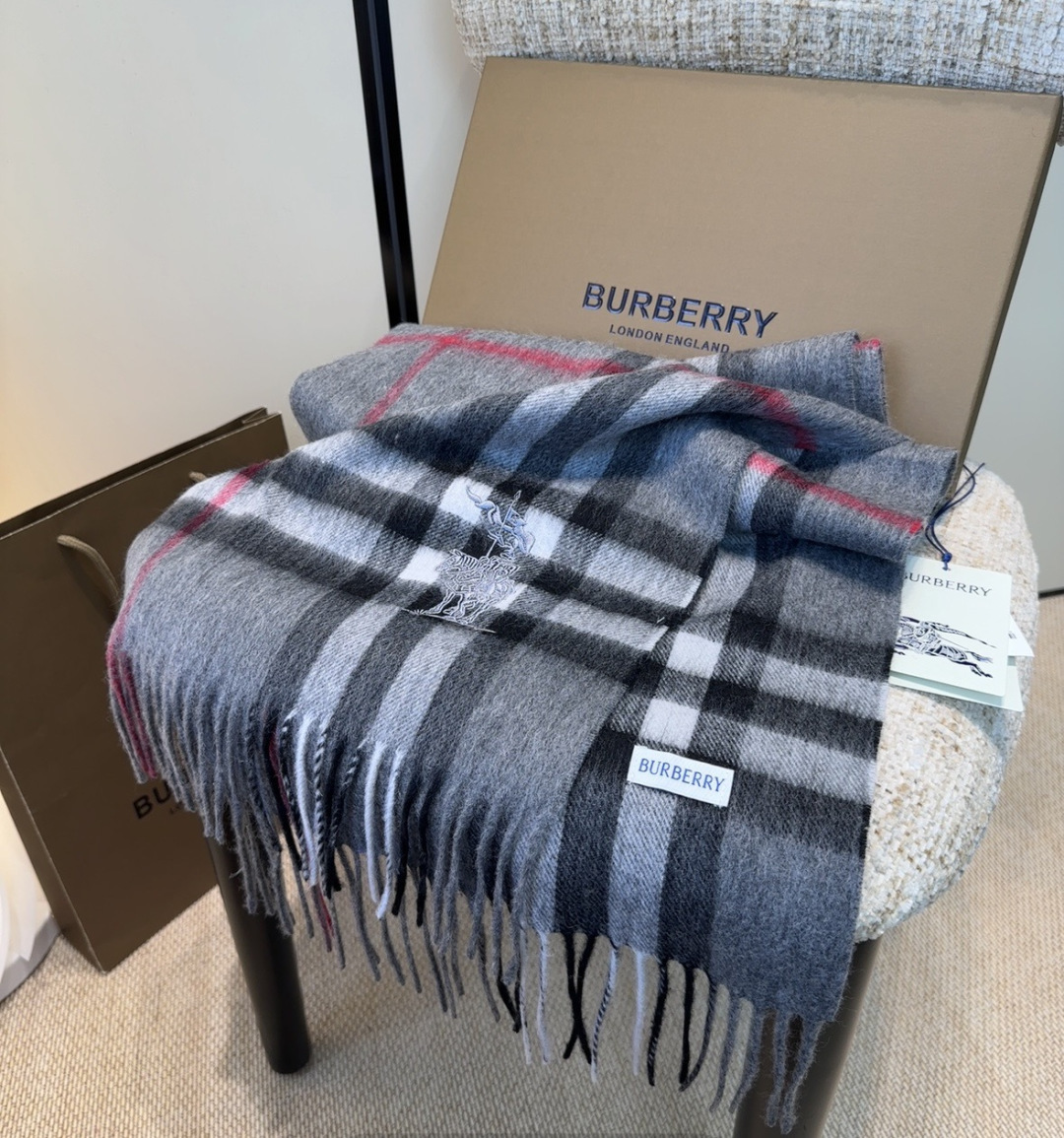 Burberry · 巴宝莉围巾❗️好看的要疯掉了，太有型太有魅力了❗️❗️非常斯文时尚的秋冬单品！真的很喜欢，非常Cl