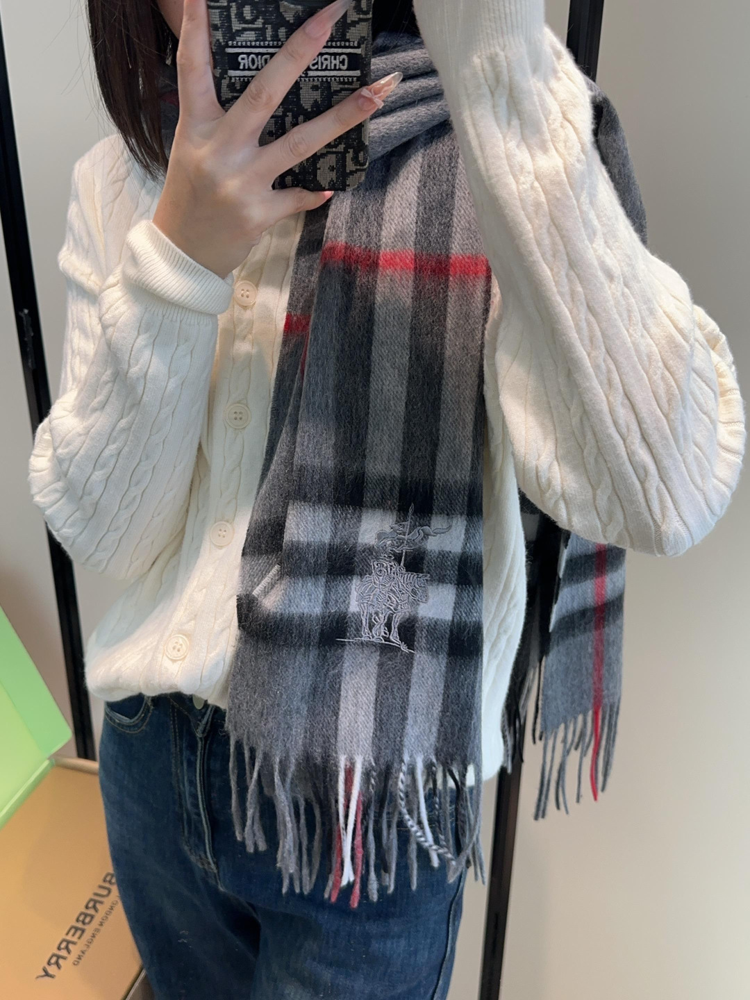 Burberry · 巴宝莉围巾❗️好看的要疯掉了,太有型太有魅力了❗️❗️非常斯文时尚的秋冬单品!真的很喜欢,非常Cl Burberry · 巴宝莉围巾❗️好看的要疯掉了,太有型太有魅力了❗️❗️非常斯文时尚的秋冬单品!真的很喜欢,非常Cl