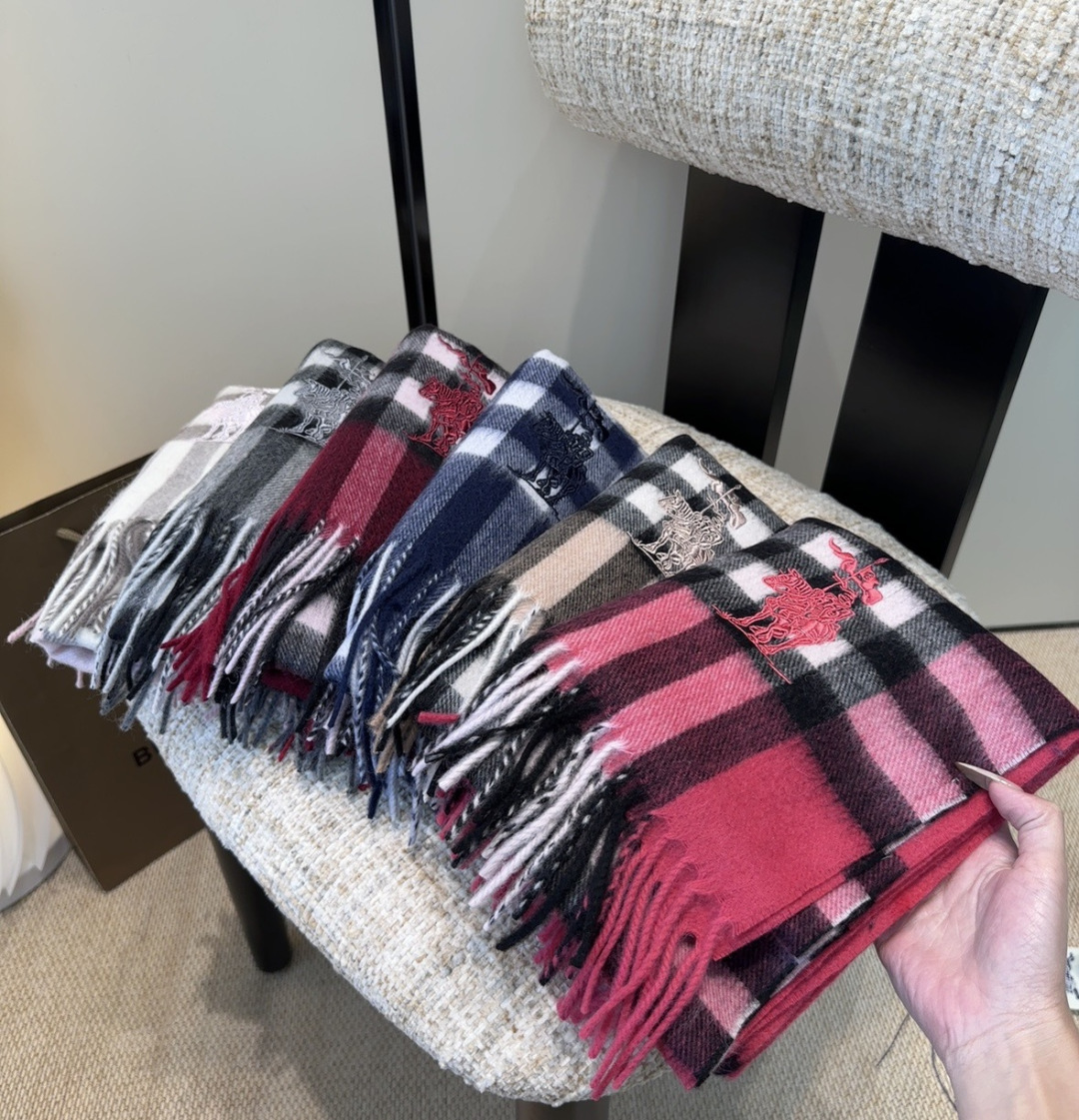 Burberry · 巴宝莉围巾❗️好看的要疯掉了，太有型太有魅力了❗️❗️非常斯文时尚的秋冬单品！真的很喜欢，非常Cl
