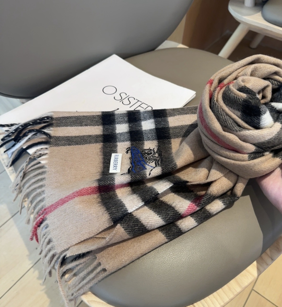 Burberry · 巴宝莉围巾❗️好看的要疯掉了，太有型太有魅力了❗️❗️非常斯文时尚的秋冬单品！真的很喜欢，非常Cl