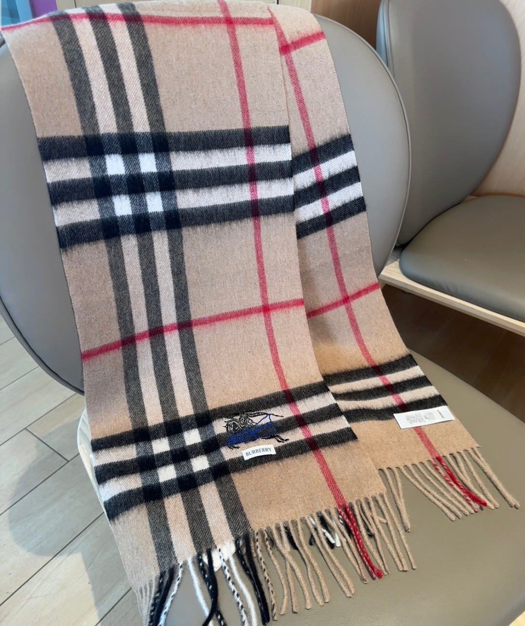 Burberry · 巴宝莉围巾❗️好看的要疯掉了，太有型太有魅力了❗️❗️非常斯文时尚的秋冬单品！真的很喜欢，非常Cl